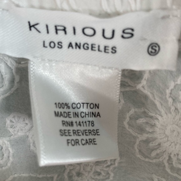 Button young woman’s button down - Picture 3 of 4